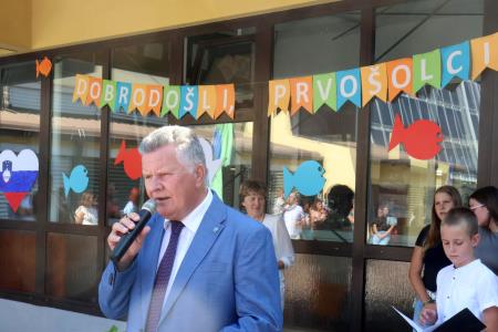 PRVI ŠOLSKI DAN CERKNICA 06 FOTO LJUBO VUKELIČ